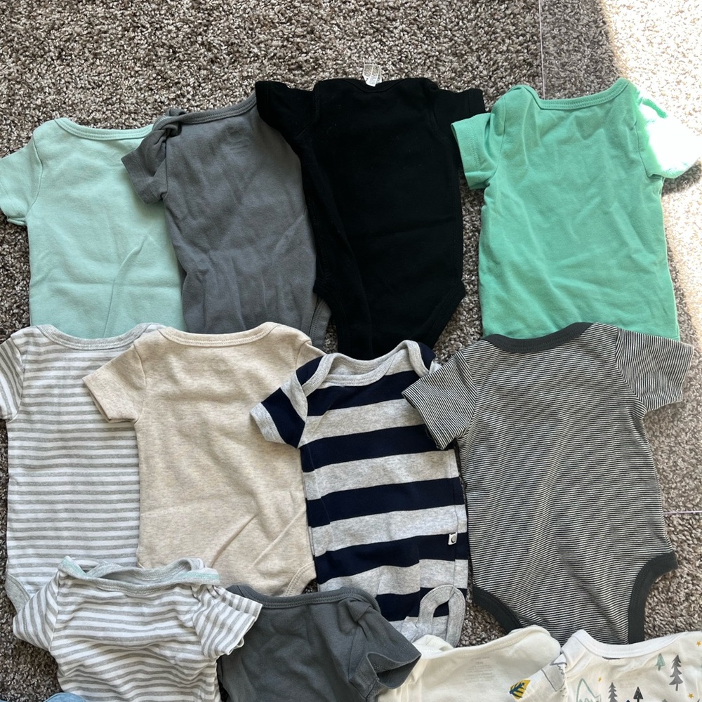 14 lightly worn and most never worn onesies, newborn, various brands. - Picture 6 of 9